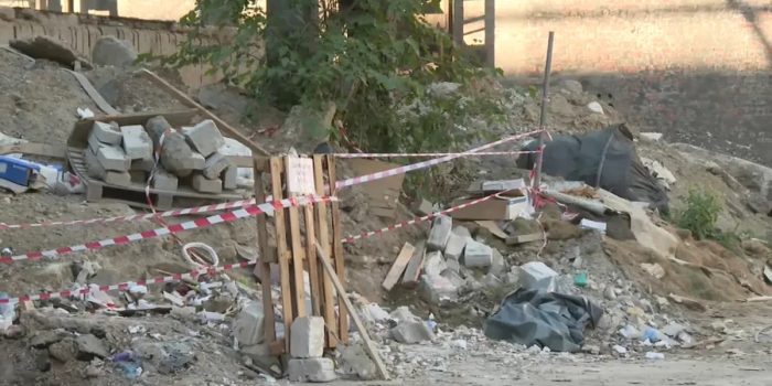 Divlja deponija na Novom Beogradu: Gradske službe uklonile samo njen deo, građani kažu da je izvor zaraze i opasnog otpada