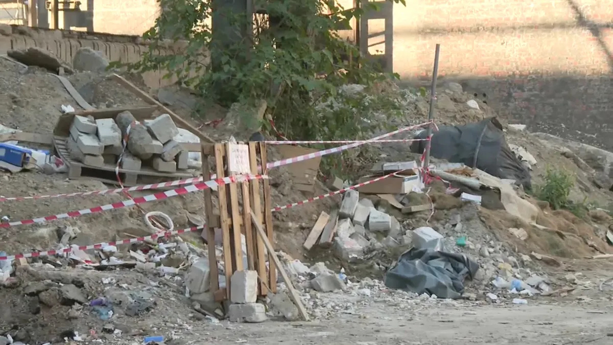 Divlja deponija na Novom Beogradu: Gradske službe uklonile samo njen deo, građani kažu da je izvor zaraze i opasnog otpada