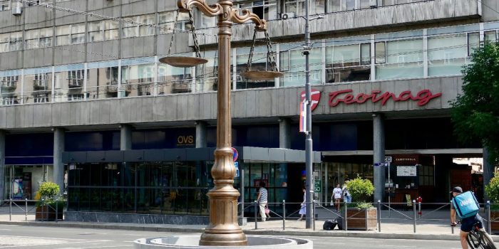 Beograd u pokretu: Skulptura u kružnom toku na Terazijama otvara pitanje bezbednosti u saobraćaju – a onda i odgovornosti