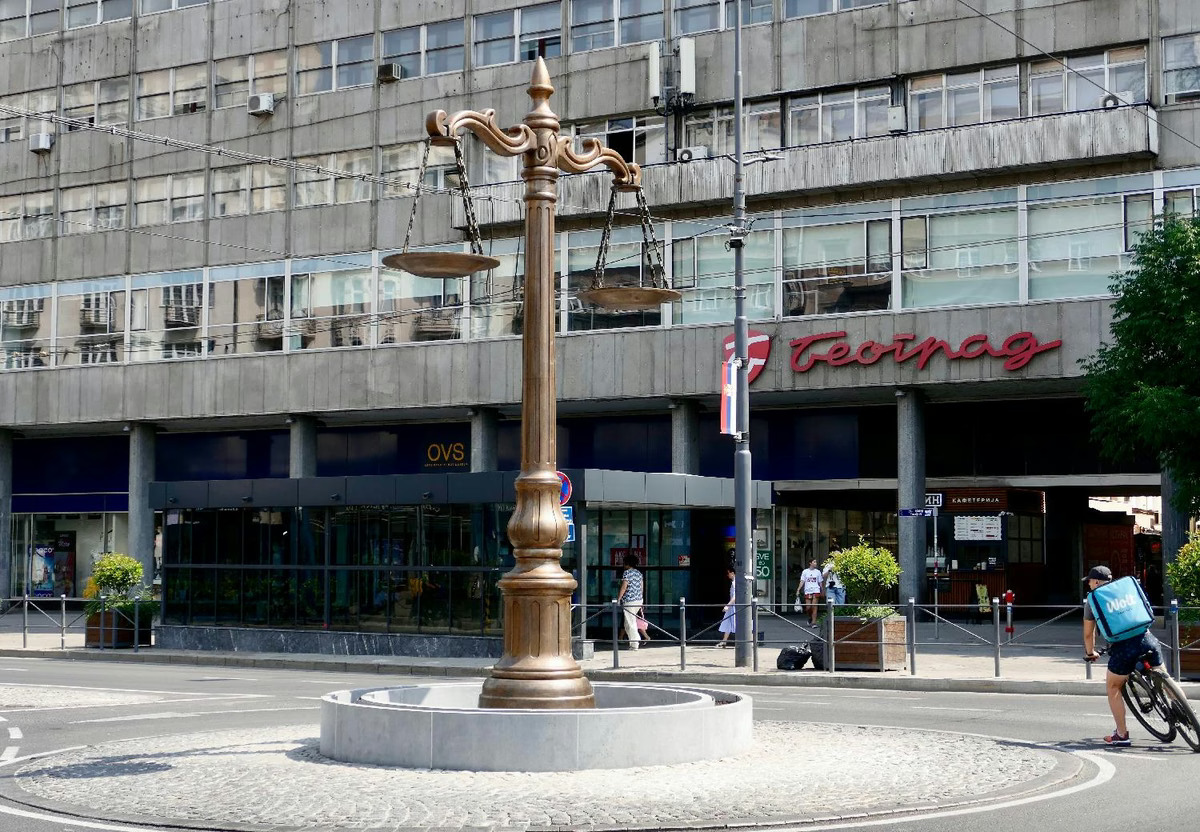 Beograd u pokretu: Skulptura u kružnom toku na Terazijama otvara pitanje bezbednosti u saobraćaju – a onda i odgovornosti